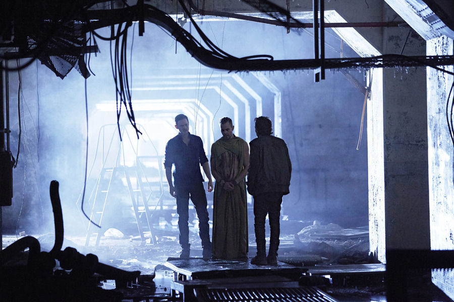 KILLJOYS -- "Come the Rain" Episode 108 -- Pictured: (l-r) Aaron Ashmore as John, Morgan Kelly as Alvis -- (Photo by: Ken Woroner/Temple Street Releasing Limited/Syfy)