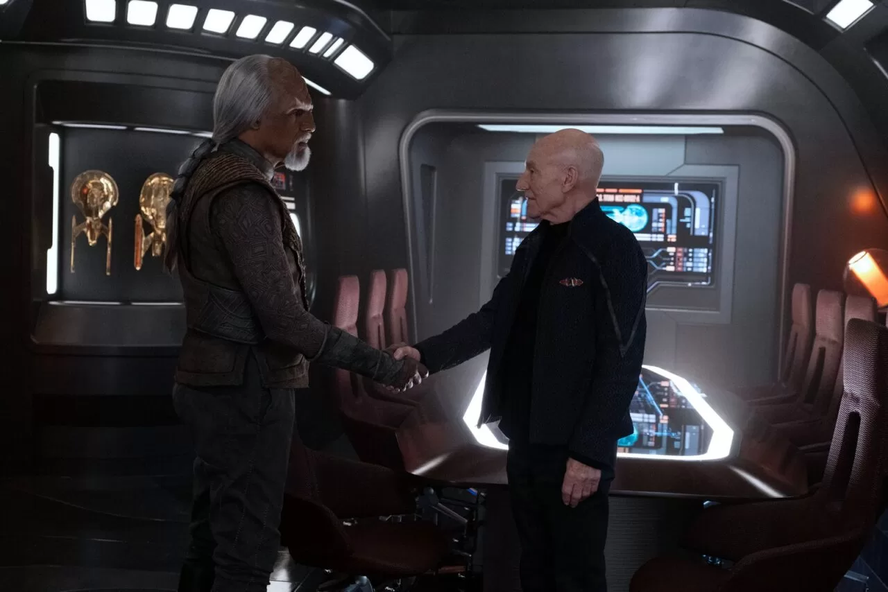 Worf shakes hands with Picard
